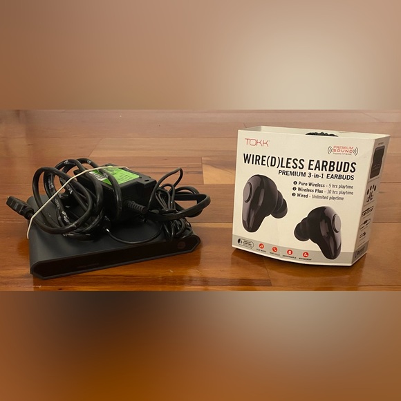 Earbuds and Router - Picture 1 of 9